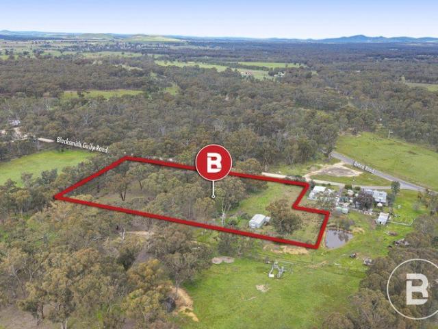 LIFESTYLE ACREAGE WITH A LARGE SHED