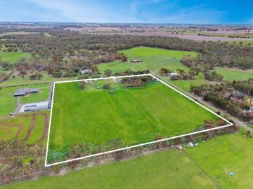 Lifestyle Acreage with Endless Potential