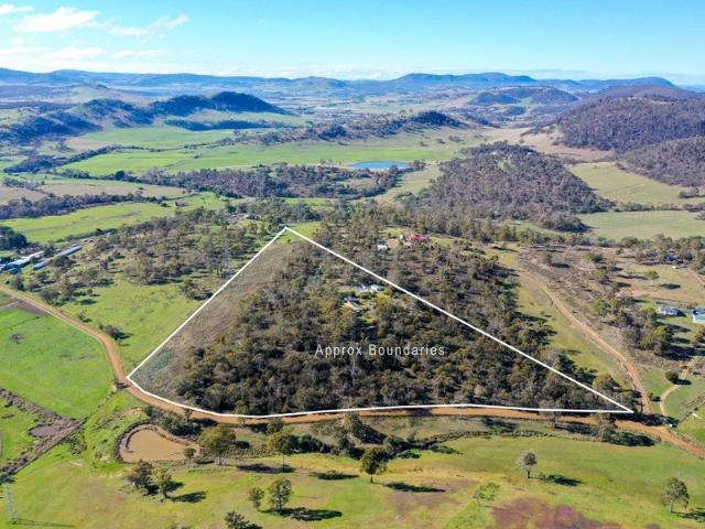 Lifestyle Acreage with Established Boarding Kennel Business Potential
