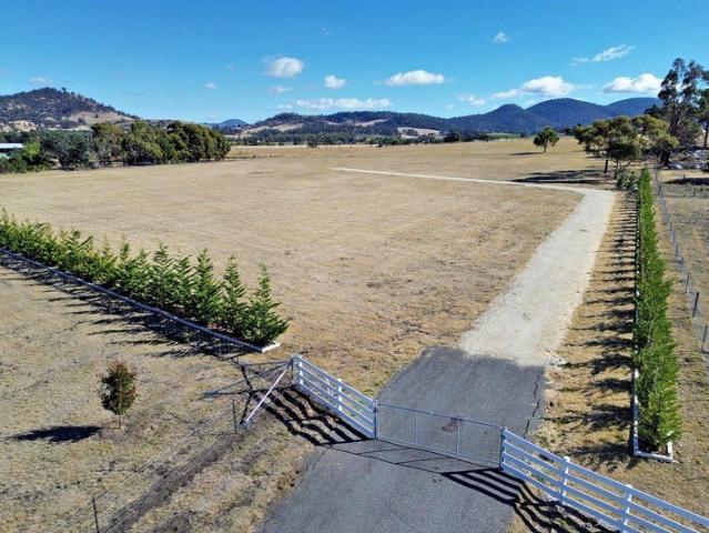 LIFESTYLE ACREAGE WITH SPACE, PRIVACY & PRIME LOCATION