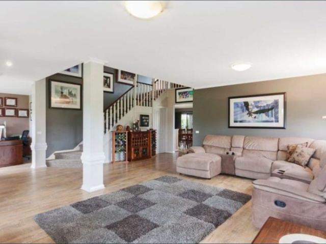 Lifestyle Acreage Living on 10 Acres – Spacious Family Home with Excellent Facilities