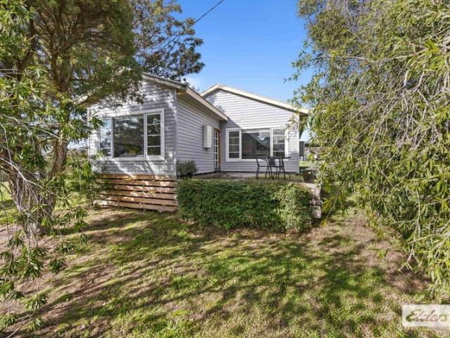 Lifestyle Acreage on the Edge of Town