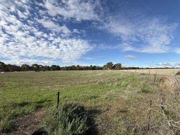 Lifestyle Allotment on Approx. 3.1 Acres with Dual Road Access