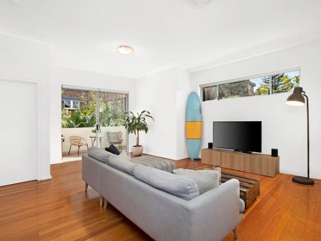 Lifestyle Apartment Set To The Rear of Complex