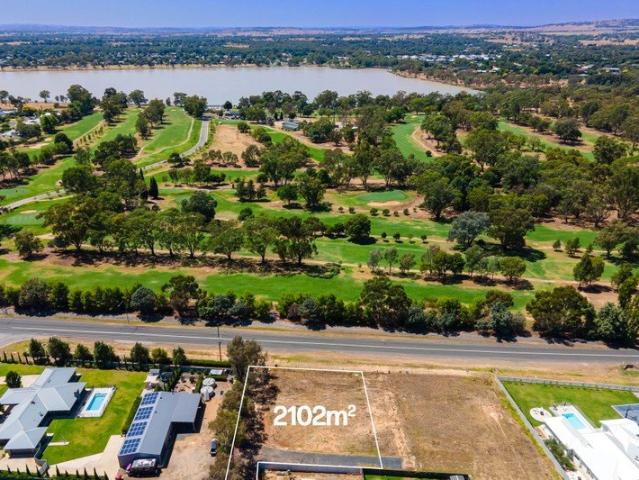 LIFESTYLE BLOCK 2102 m2 TEE OFF FROM YOUR DOORSTEP!