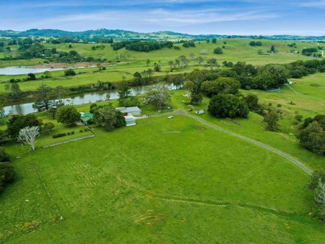 Lifestyle House, Sheds, Acreage Close to Town