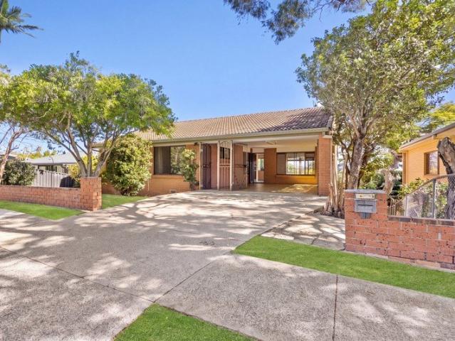 Lifestyle in the Heart of Burleigh Heads walk 800m to CBD !