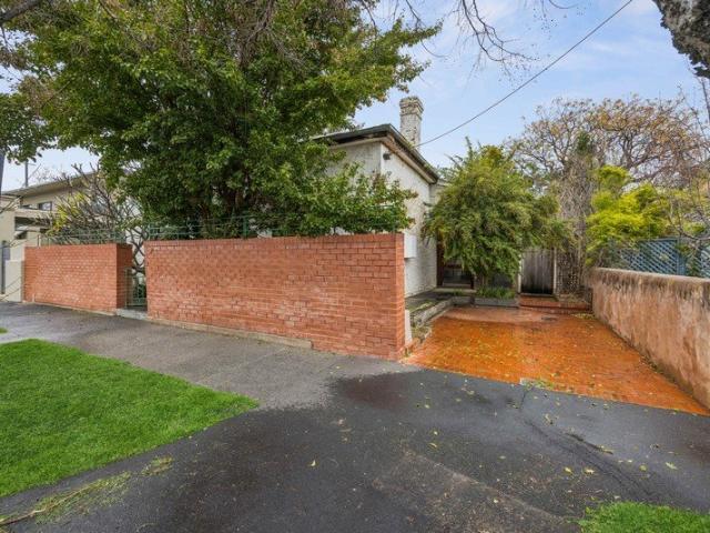 LIFESTYLE & LOCATION PRESTIGE | History Ready to be Retold with Rear Lane Access and a Cottage Ripe for Renovation