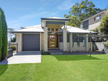 LIFESTYLE LAKEFRONT OPPORTUNITY WALK TO THE WATER IN UNDER 100 METRES