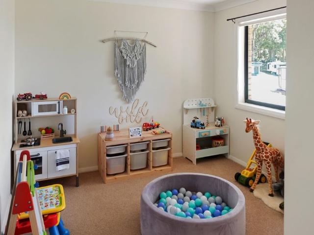 LIFESTYLE LAKEFRONT OPPORTUNITY WALK TO THE WATER IN UNDER 100 METRES