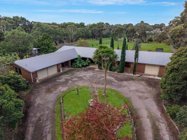 Lifestyle Living on Hamilton's Most Sought After Acreage Address