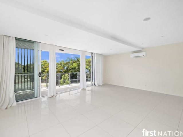LIFESTYLE LIVING ON THE WATERS EDGE! THIS PROPERTY IS ONLY A SHORT WALK TO THE BEAUTIFUL BAY, LOCAL SHOPS AND EATERIES!