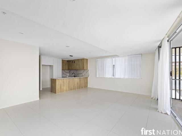 LIFESTYLE LIVING ON THE WATERS EDGE! THIS PROPERTY IS ONLY A SHORT WALK TO THE BEAUTIFUL BAY, LOCAL SHOPS AND EATERIES!