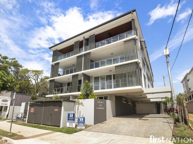LIFESTYLE LIVING ON THE WATERS EDGE! THIS PROPERTY IS ONLY A SHORT WALK TO THE BEAUTIFUL BAY, LOCAL SHOPS AND EATERIES!