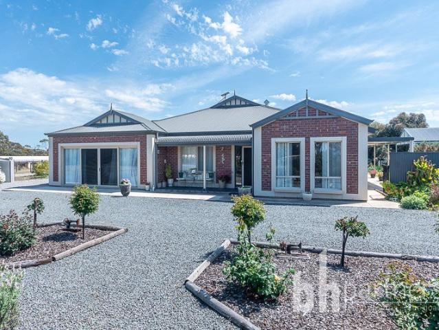 Lifestyle Living on the Edge of Town
