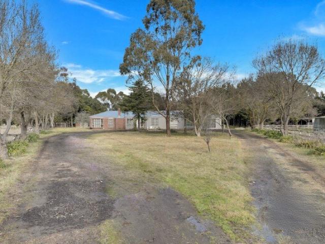 Lifestyle Living on 5 Acres Space, Privacy & Comfort