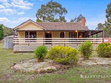 Lifestyle Living Backing onto State Forest on 35 Acres