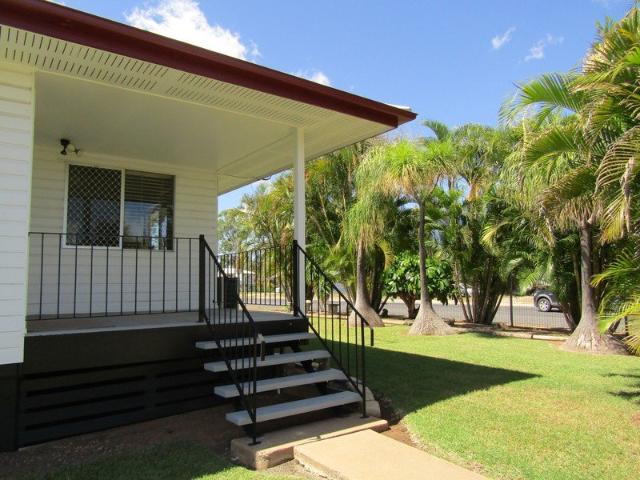 LIFESTYLE LIVING FOR MODERN FAMILY LARGE ENTERTAINING AREA COLORBOND FENCING