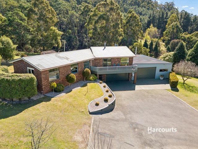 Lifestyle Living with Incredible Garaging…
