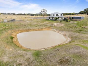 Lifestyle Living with Space, Views & Equine Appeal