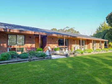 Lifestyle Sensation on the edge of town!