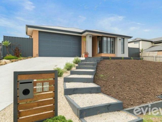 Lifestyle & Space: 4 Bed Residence on Large Allotment San Remo