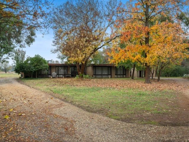 Lifestyle, Space & Country Charm in Beautiful Oxley