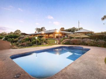 Lifestyle, Space & Views to Lake Hume