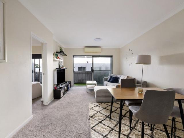 Lifestyle pad in revered city fringe pocket
