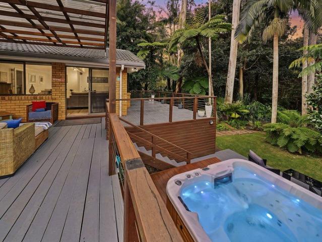 Lifestyle perfection, backing rainforest reserves