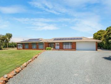 Lifestyle Property 1 acre & Town Water !
