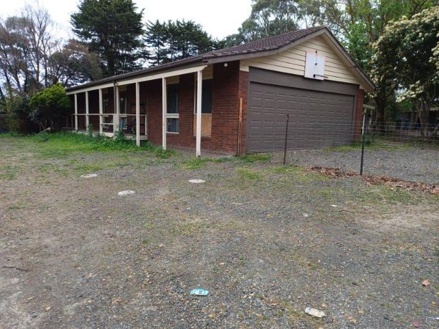 Lifestyle Property on 3 Acres Ideal for Trades or Families!