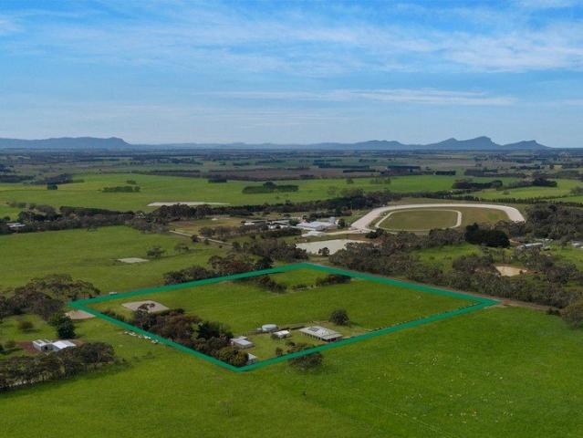 Lifestyle property minutes from town