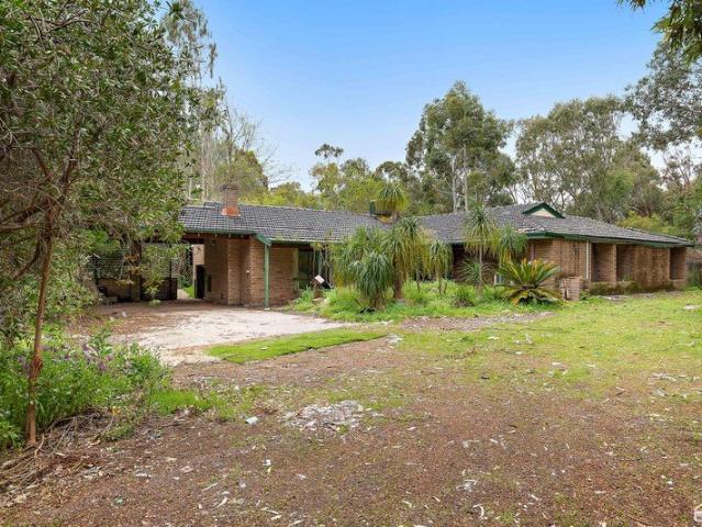 Lifestyle Property REQUIRES MAJOR RENOVATIONS TO MAKE LIVEABLE