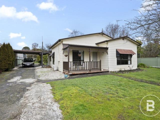 LIFESTYLE PROPERTY WITH SHEDDING & SIDE ACCESS