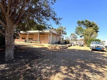House for sale in Babbage Island - Garden