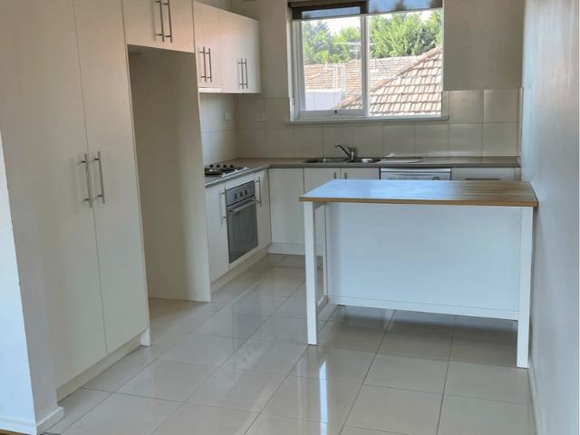 Light, Airy & Spacious 2 Bedroom apartment in the heart of Elwood with security parking for 2 cars