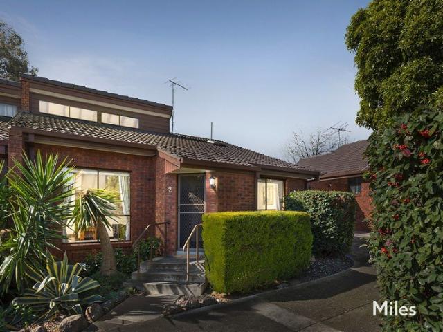Light & Airy With A North Facing Deck & Parking