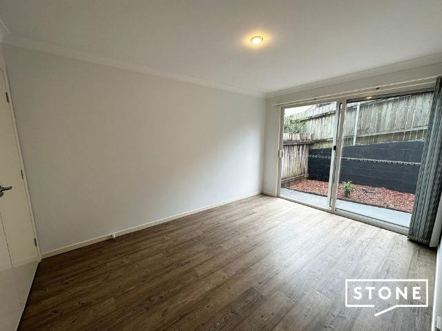 Light & airy 3 bedroom townhouse close to the CBD & Jetty