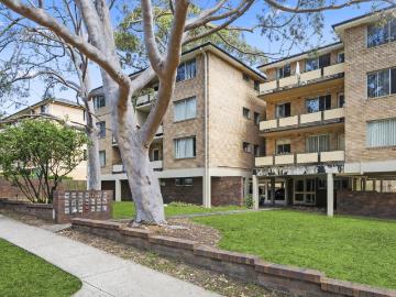 LIGHT AND AIRY 1 BEDROOM APARTMENT IN GREAT LOCATION