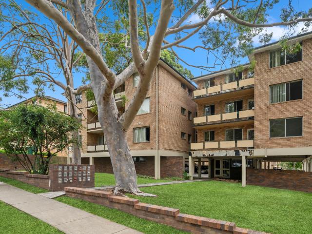 LIGHT AND AIRY 2 BEDROOM APARTMENT IN GREAT LOCATION