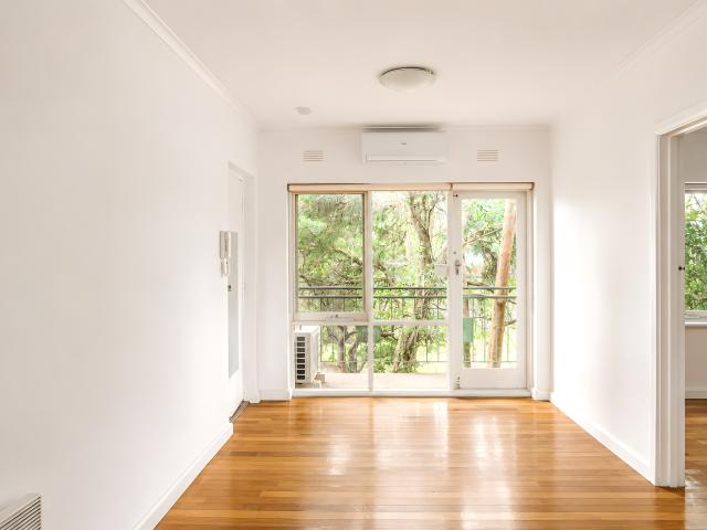 LIGHT AND BRIGHT ONE BEDROOM APARTMENT WITH LEAFY OUTLOOKS!