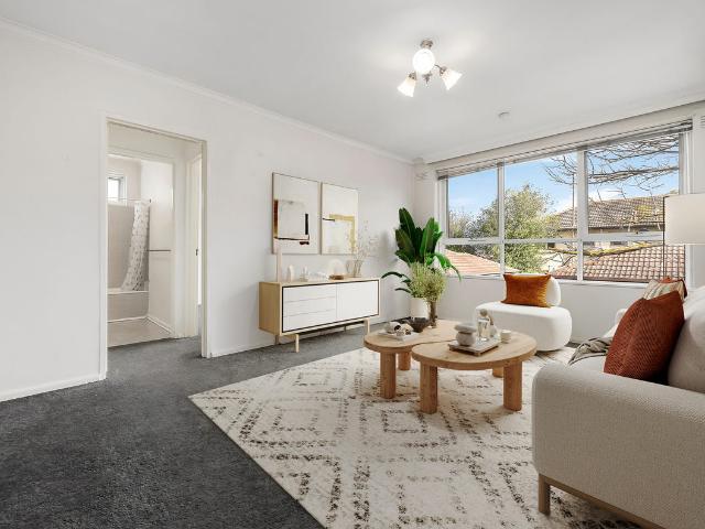 LIGHT AND BRIGHT ONE BEDROOM APARTMENT IN CARNEGIE!