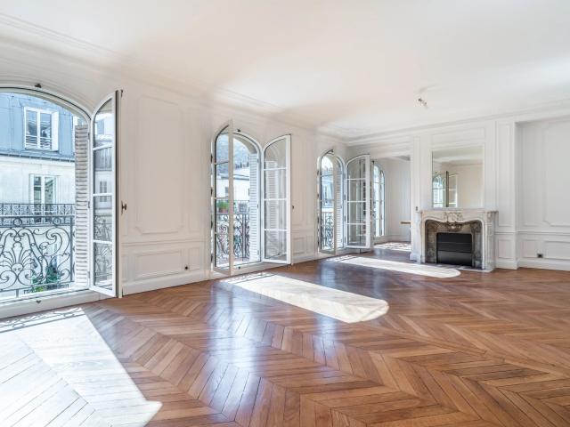 Light and bright family apartment location on the 4th floor. 185m² Saint Ouen Sur Seine