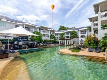 LIGHT AND BRIGHT LOFTY POOL VIEW APARTMENT