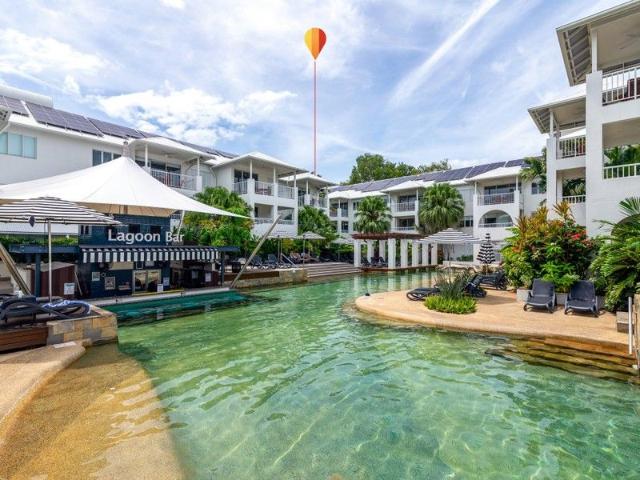 LIGHT AND BRIGHT LOFTY POOL VIEW APARTMENT