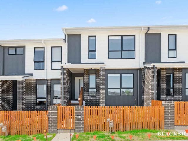 LIGHT AND BRIGHT TERRACE HOME