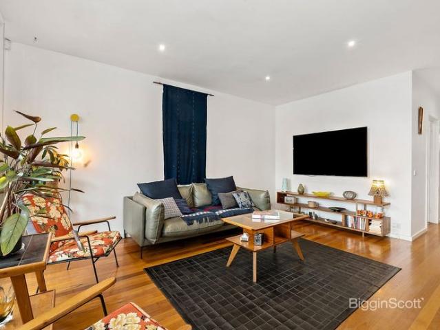 LIGHT AND BRIGHT THREE BEDROOM HOME IN LEAFY CLIFTON HILL!