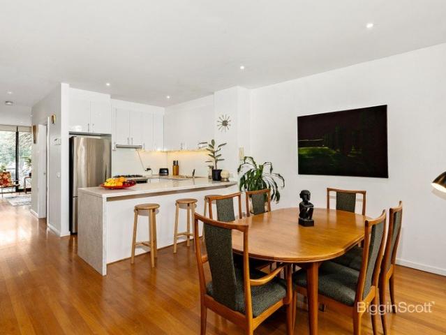 LIGHT AND BRIGHT THREE BEDROOM HOME IN LEAFY CLIFTON HILL!