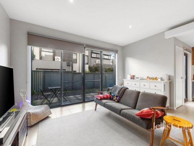 Light and Bright Townhouse with Study and Courtyard